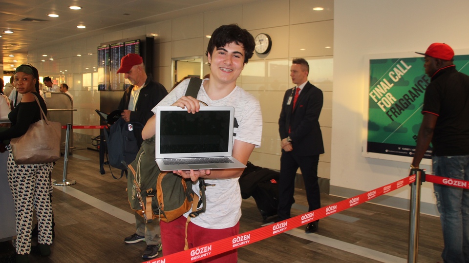 Bilgisayarlarını aldılar ve bindiler...