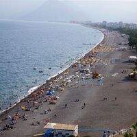 Yaklaşık 12 milyon turist ziyaret ediyor