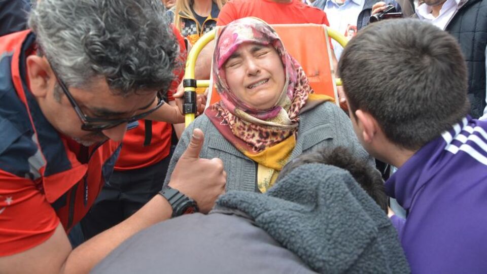 Şehit eşinin acısına dayanamadı!