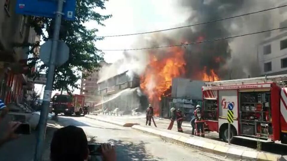 Pendik'te nalbur dükkanında yangın