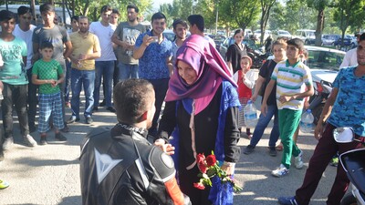 20 motosikletle geldi, aldığı cevapla şoke oldu! Her şeyi denedi