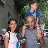 Babasından çekindi