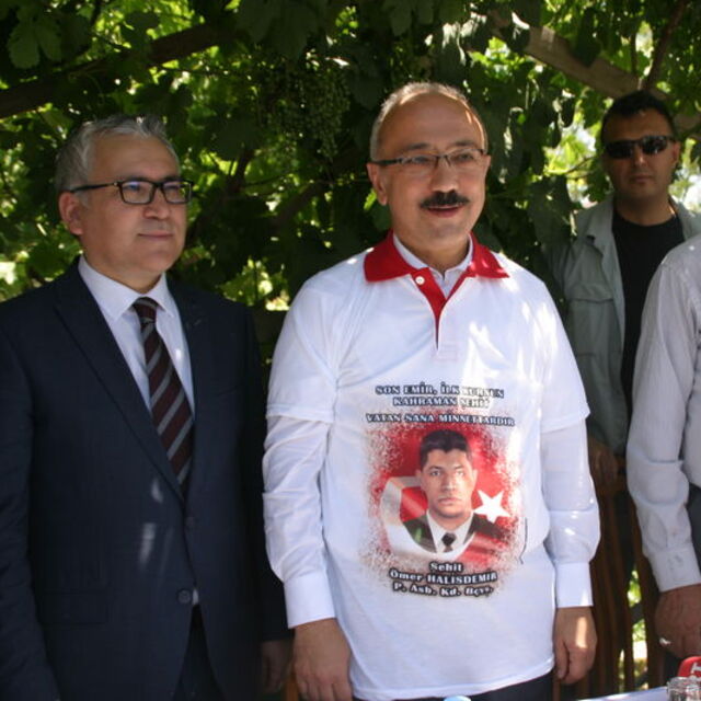 Şehit Ömer Halisdemir kabri başında anıldı