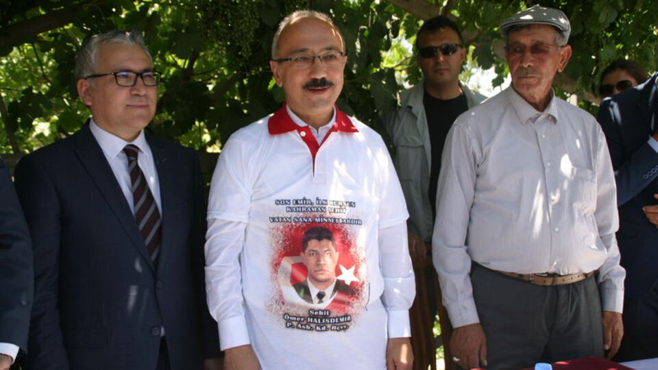 Şehit Ömer Halisdemir kabri başında anıldı