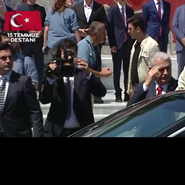 Cumhurbaşkanı Erdoğan, 15 Temmuz şehitleri için Kur'an okudu