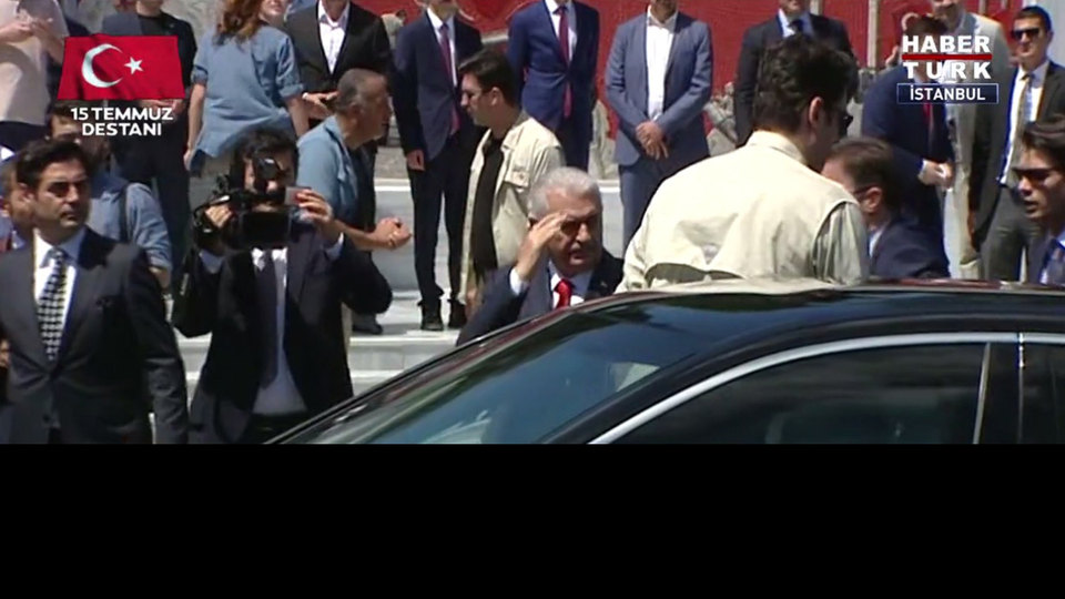 Cumhurbaşkanı Erdoğan, 15 Temmuz şehitleri için Kur'an okudu