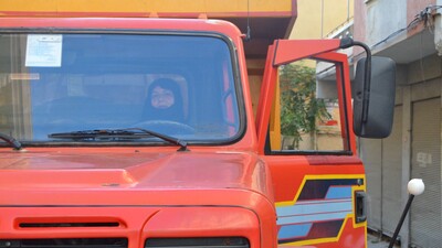 Kamyon süren Şerife abla: Ekmek kuyruğundakilere 'Kaç gün yiyeceksiniz" dedim