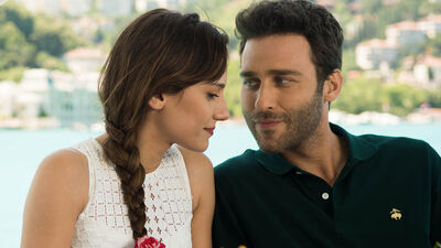 Aslı duygularını toparlamaya çalışıyor