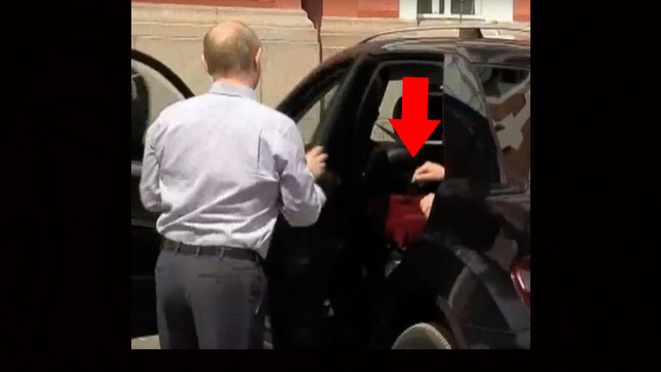 Kırmızı elbiseli kadın Putin'in sevgilisi mi?