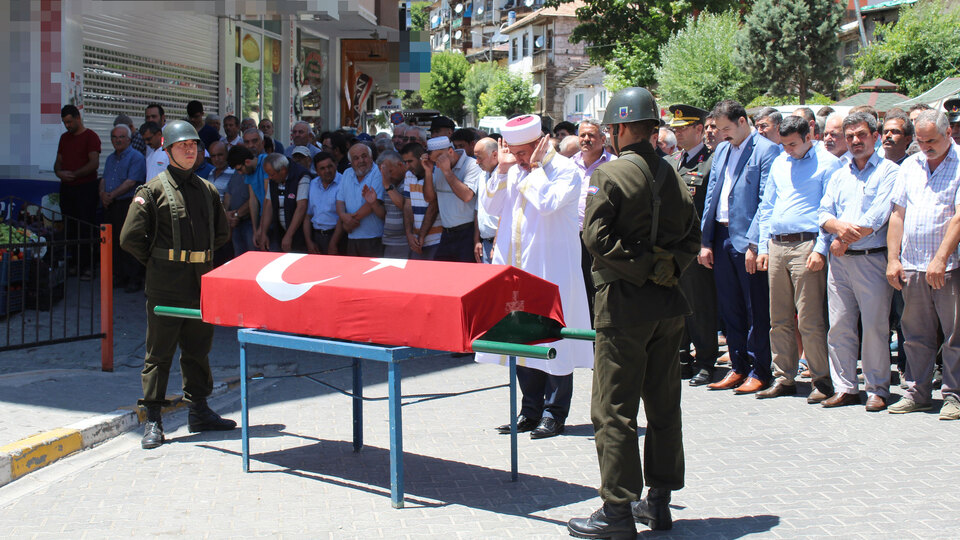 Askeri törenle defnedilmişti! Ölüm nedeni cenazeye katılanları tedirgin etti!