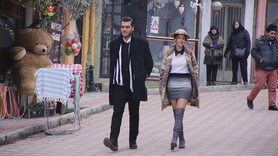 Esin, Şevkat'in kendisine aşık olduğuna inanmaya başlıyor