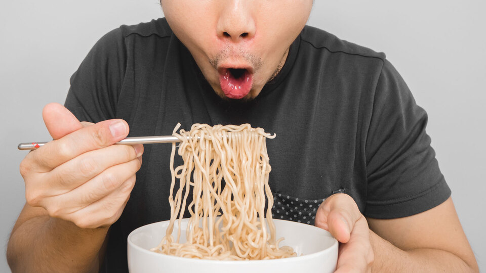 Ağız şapırdatarak yemek yiyene sinirleniyorsanız hastasınız!