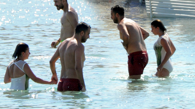 El ele denize girdiler