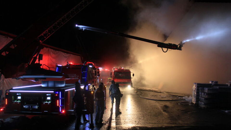 Toptancıda çıkan yangın'da 4 milyon liralık maddi zarar oluştu