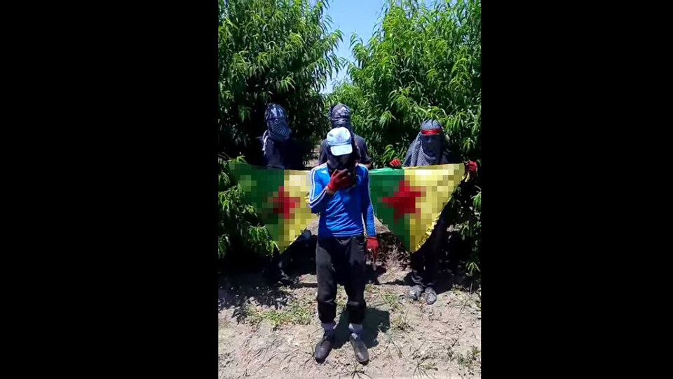 Suçlamaları kabul etmeyince, görüntüdeki tarlaya götürüldüler!