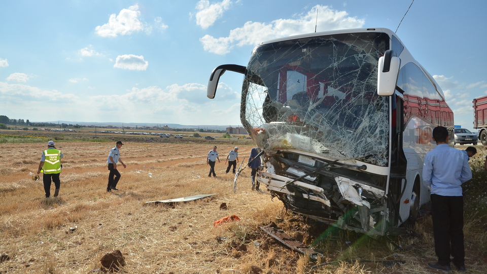 Otobüs tarlaya uçtu: 3 ölü, 32 yaralı