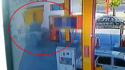 Kontrolden çıkan TIR, akaryakıt istasyonuna daldı!