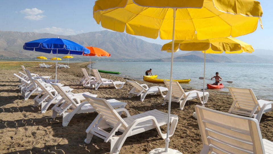 Van Gölü kıyısında halk plajı açıldı
