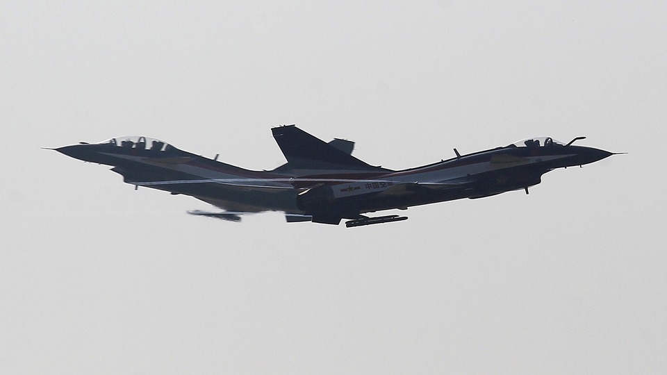 Çin savaş uçakları ABD uçağına müdahale etti!