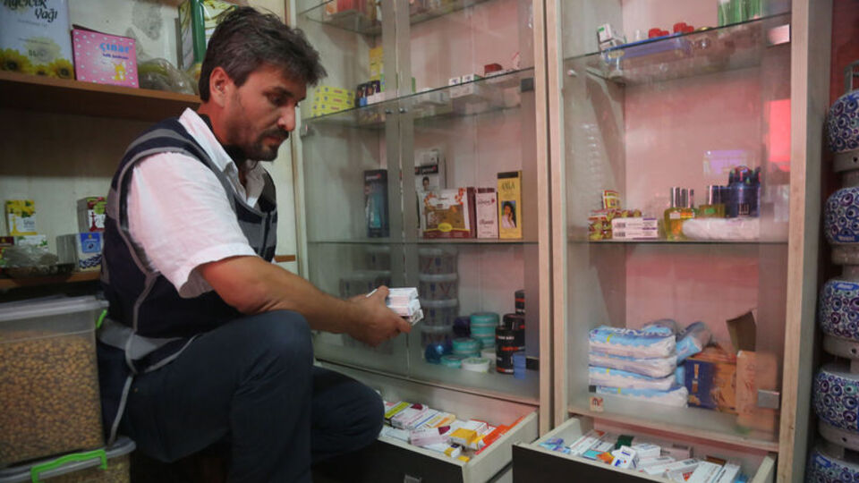 Polise bile şaşırttı! Bakkal gibi görünüyor ama...