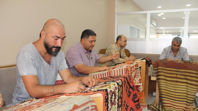 Antika halıları onaracak ustalar yetişiyor
