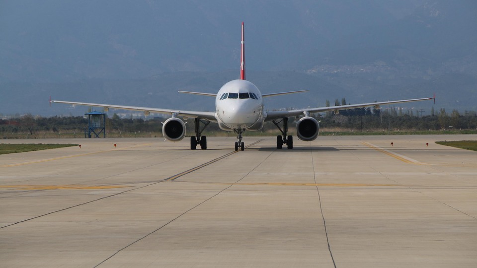 Türkiye'den İngiltere'ye uçuşlardaki elektronik cihaz yasağı kalktı!