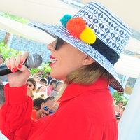 Gülşen sahneden rakiplerine mesaj yolladı