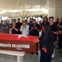Elinde Türk bayrağıyla geldi! "Oğlumun katilleri bulunmadan ben oğlumu gömmüyorum"