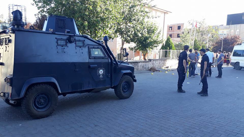 Boşanmak isteyen karısı ve kızını kurşun yağmuruna tuttu