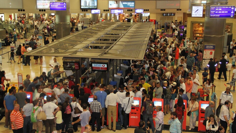 Uçağı rötar yapana 300 euro