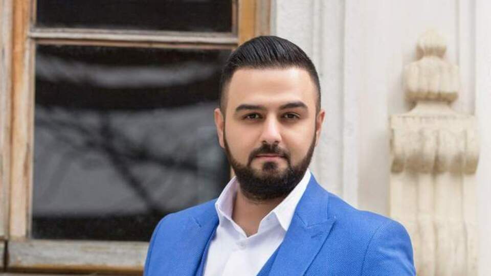 Denize balıklama atlamak isteyen türkücü hastanelik oldu