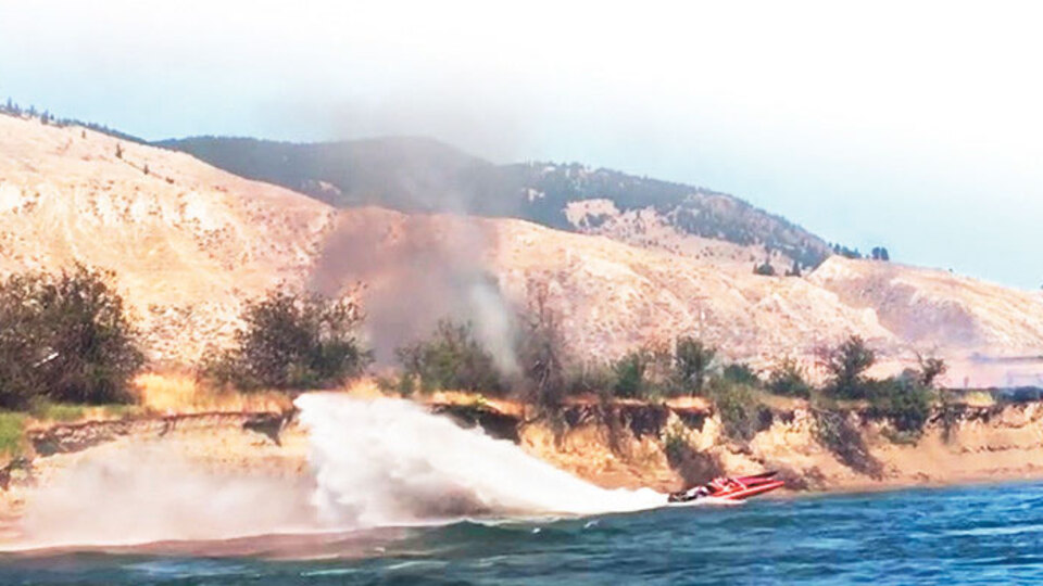 Sürat teknesiyle yangını söndürdü  