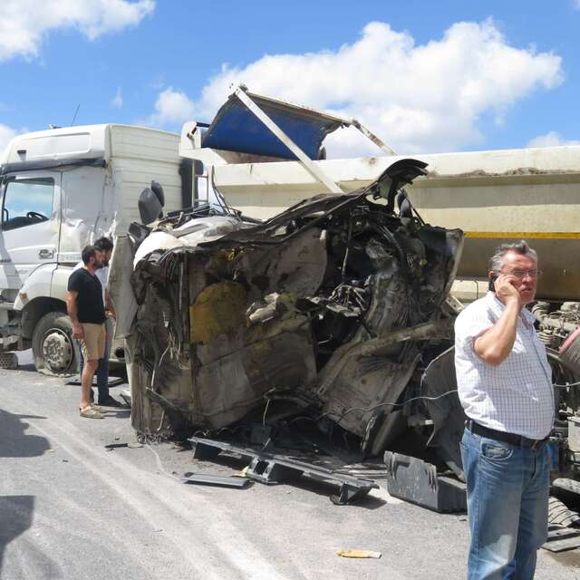 İstanbul'da 3 hafriyat kamyonu birbirine girdi!
