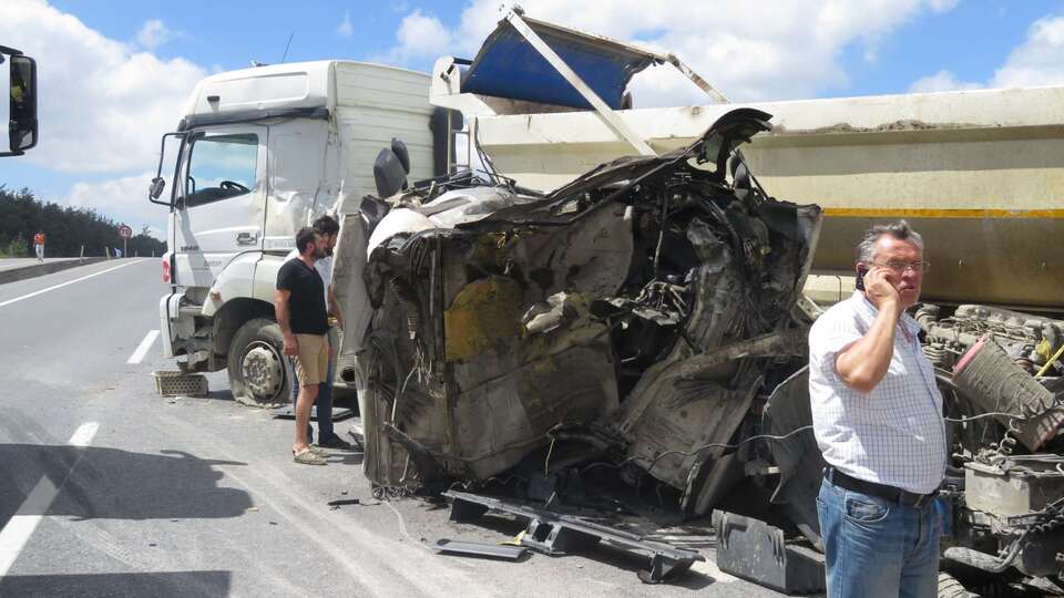 İstanbul'da 3 hafriyat kamyonu birbirine girdi!