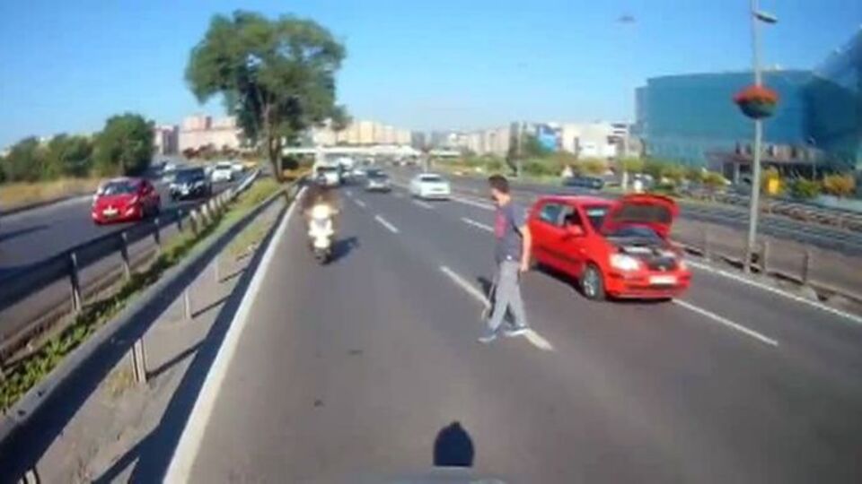 O sesi duydu, otomobili E-5'in ortasında durdurdu!