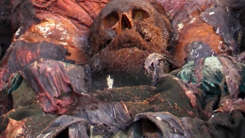 Rus generalin mezarı arazi sahibini yaktı!