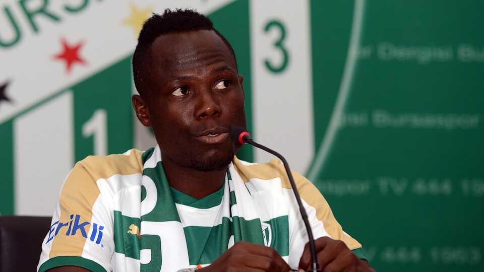 Badu resmi sözleşmeye imza attı