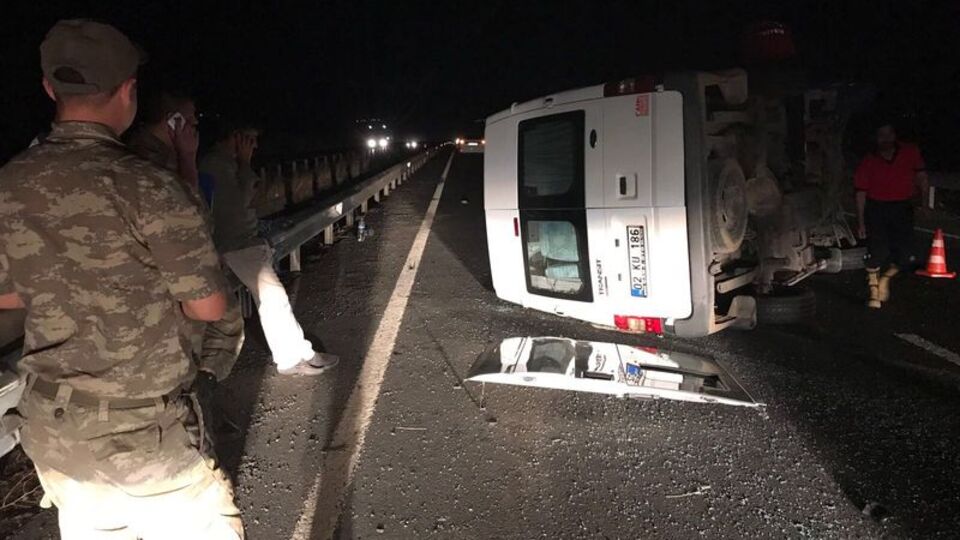 Şanlıurfa'da minibüs devrildi: 18 yaralı