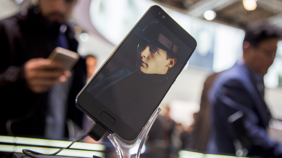 iPhone'u yakalamak üzere!