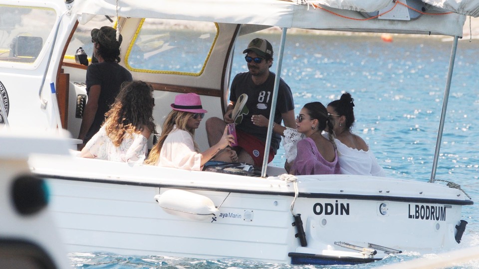 Kızlarla tekne keyfi