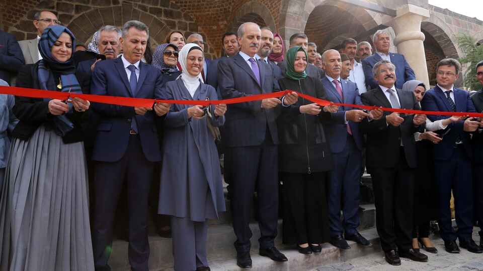 Ünlü Kürt alim Ahmed-i Xani adına düzenlenen festivale iki bakanlı açılış