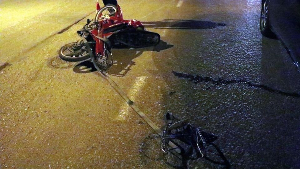 Halatla bir aracın çektiği motosiklet kaza yaptı: 2 yaralı