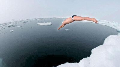 İklim için kutupta 22 dakika yüzdü