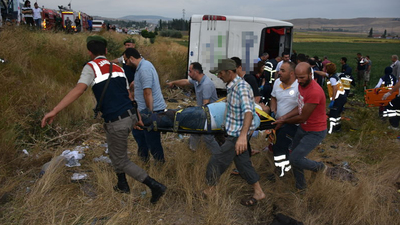 Yolcu otobüsü devrildi: Ölü ve yaralılar var