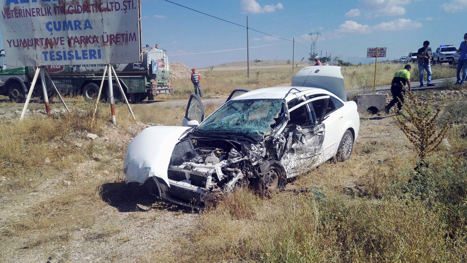 Polis aracı tankerle çarpıştı: 4 yaralı