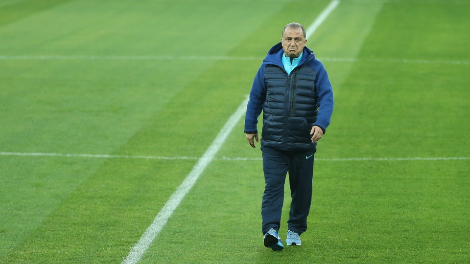 Özbek, Terim konusunda köşeye sıkıştı!