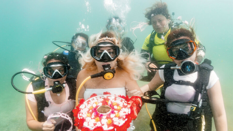 Sualtında kına yaktılar