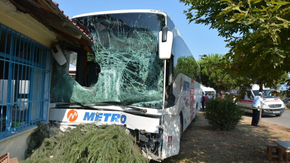 Yolcu otobüsüyle kamyonet çarpıştı: 8 yaralı