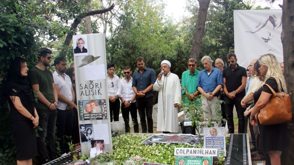 Çolpan İlhan doğum gününde mezarı başında anıldı