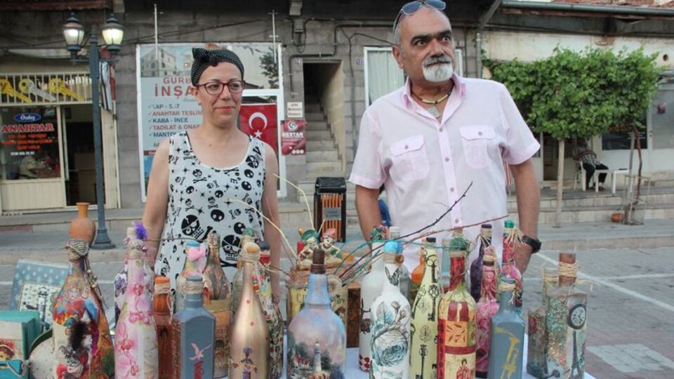 Atık şişeleri sanat eserine dönüştürüyor